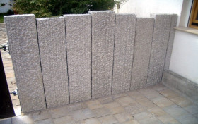 Zaun aus Granitpalisaden Zaun aus Granitpalisaden