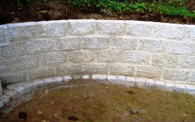Mauer aus Granit-Blocksteinen