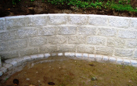 Mauer aus Granit-Blocksteinen Mauer aus Granit-Blocksteinen