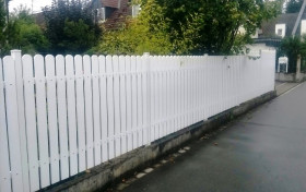 Kunststoffzaun montiert an Stahlrohrpfosten Kunststoffzaun montiert an Stahlrohrpfosten