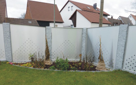 Sichtschutzzaun aus Edelstahllochblechen Sichtschutzzaun aus Edelstahllochblechen