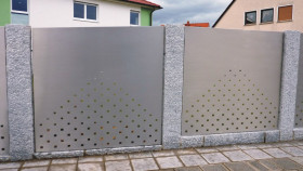Sichtschutzzaun aus Edelstahllochblechen Sichtschutzzaun aus Edelstahllochblechen