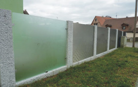 Sichtschutzzaun aus Glas und Metalllochblechen Sichtschutzzaun aus Glas und Metalllochblechen