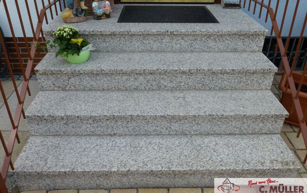 Treppenanlage mit Tritt- und Setzstufen aus Granit