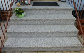 Treppenanlage mit Tritt- und Setzstufen aus Granit