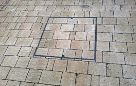 Garagenzufahrt mit auspflasterbarer Schachtabdeckung Garagenzufahrt mit auspflasterbarer Schachtabdeckung