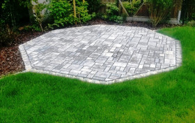 Terrasse aus Betonstein, wilder Verband Terrasse aus Betonstein, wilder Verband