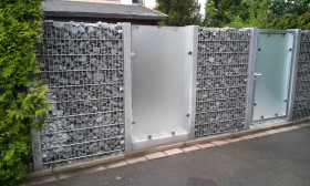 Sichtschutzzaun aus Gabionen und Glas Sichtschutzzaun aus Gabionen und Glas