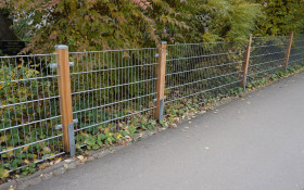 Stabgitterzaun montiert an Holzpfosten Stabgitterzaun montiert an Holzpfosten