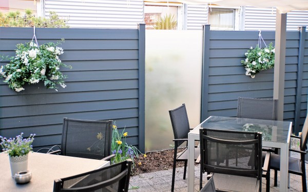 Sichtschutzzaun aus Aluminium mit Glas Sichtschutzzaun aus Aluminium mit Glas