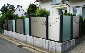 Sichtschutz aus Edelstahllochblechen Sichtschutz aus Edelstahllochblechen