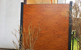 Sichtschutzzaun aus Aluminium in Holzoptik Sichtschutzzaun aus Aluminium in Holzoptik